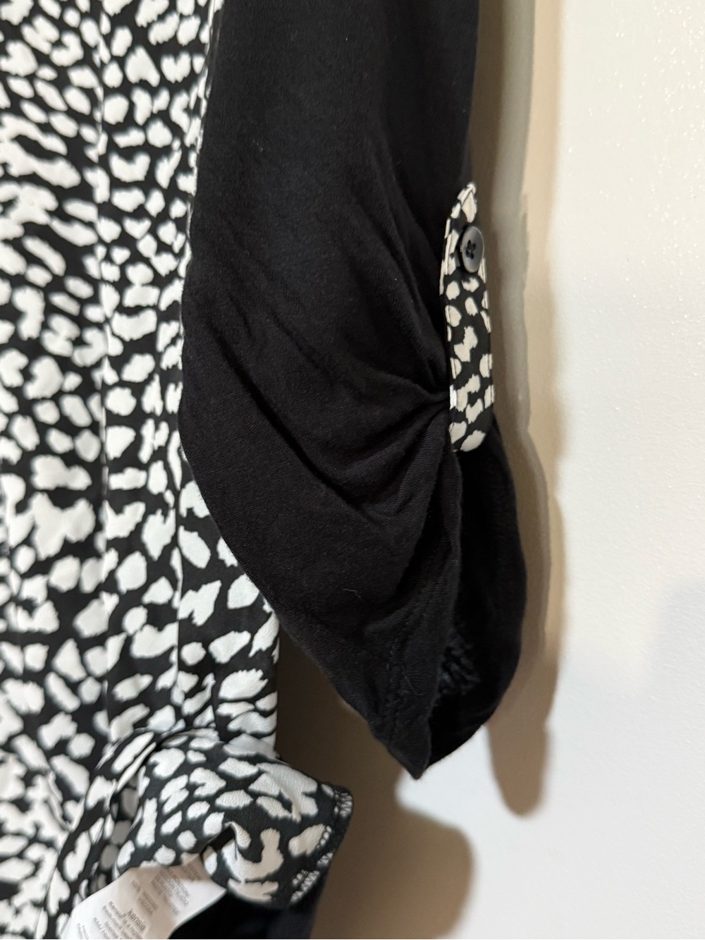 Kensie Animal Print Blouse Black White Relaxed V Neck Roll Tab 3/4 Sleeve Small - Picture 9 of 15